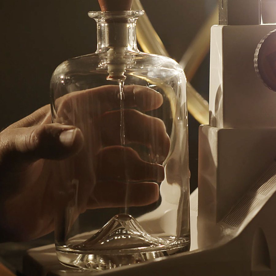 Remplissage d'une bouteille d'absinthe Larusée