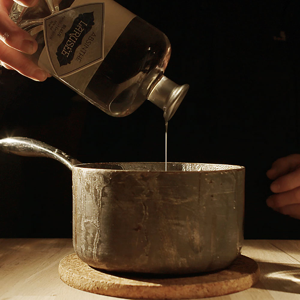 Cirage du col d'une bouteille d'absinthe Larusée